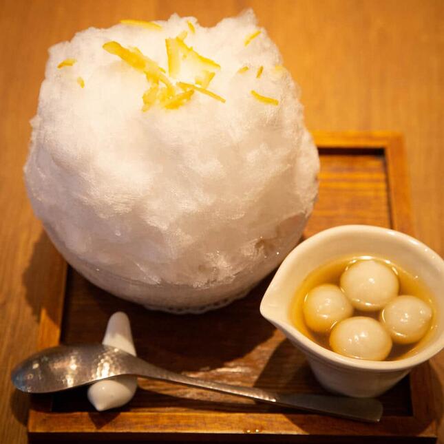 「和カフェTsumugi」で楽しめる「天然水の削り氷、和三盆・ゆず蜜と温ごま団子」 