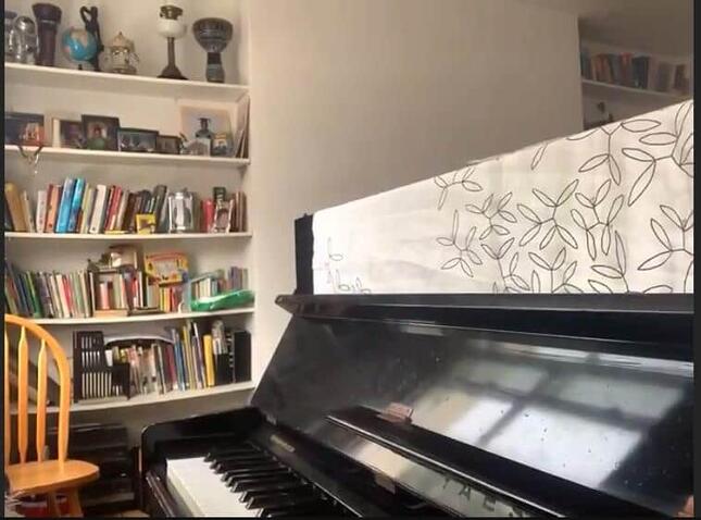 「ラムのラブソング」を作曲した伝説のピアノは、現在も自宅にある
