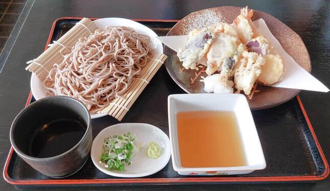 1000円で何種類もの天ぷらを楽しめる「天ざる」