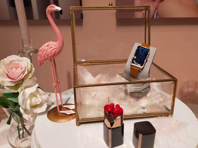 11月末に東京・神田で行われた新商品展示会でも、「FreeBuds Lipstick」は女性を意識した装飾が施された