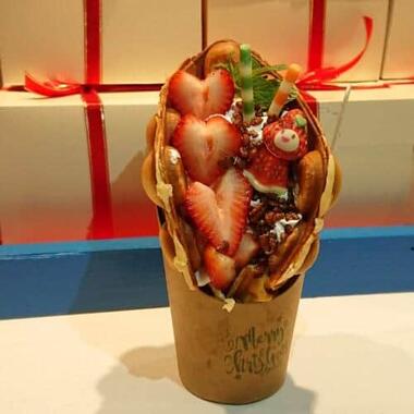 クリスマスタウンでバブルワッフル　ダブルクリームストロベリー。甘くておいしい