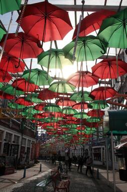 約700本のカラフルな傘が頭上を彩るアンブレラストリート