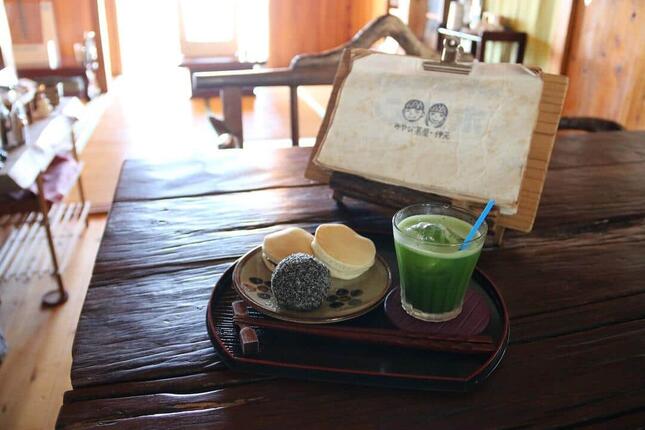 おはぎとどら焼きを沖縄の古民家でいただく。沖縄市で人気の「みやび茶屋　仲元」にて
