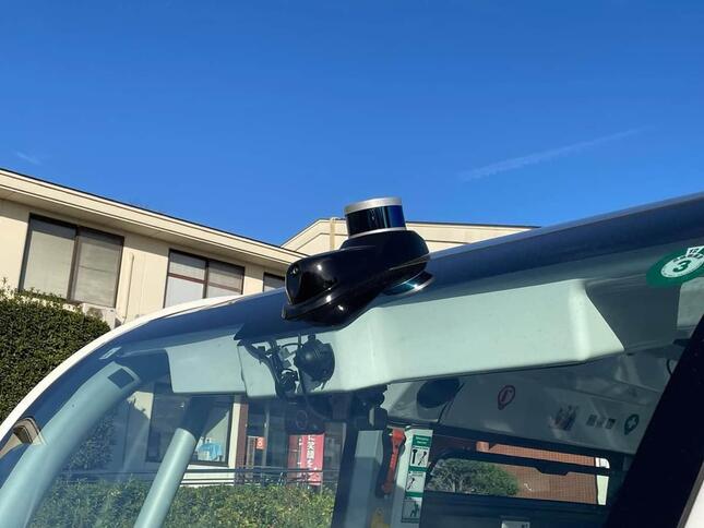 バスの屋根には「3D-LiDAR」という空間センサーが取り付けられている。これで障害物を検知し、停車などを判断する（写真は木暮祐一氏提供）