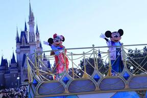 和服姿のコスチュームを着たミッキーマウスとミニーマウスがフロートの上から新年のご挨拶