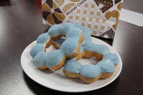 まいにちニュース「ミスド「青いポン・デ・リング」の衝撃 「シュガーソーダ」の意外な味」｜ポイントサイト・ポイ活ならECナビ