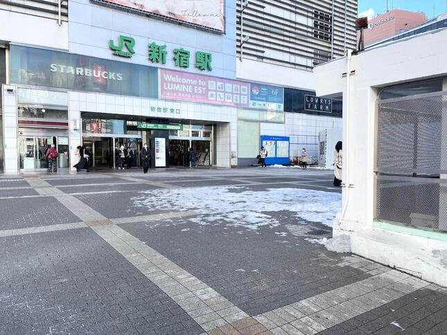JR新宿駅東口 一部には雪が残っている
