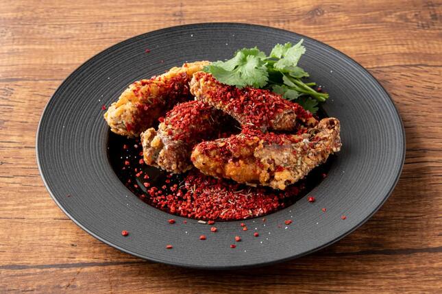 「やみつき手羽先のスペアリブ」は580円（税込）