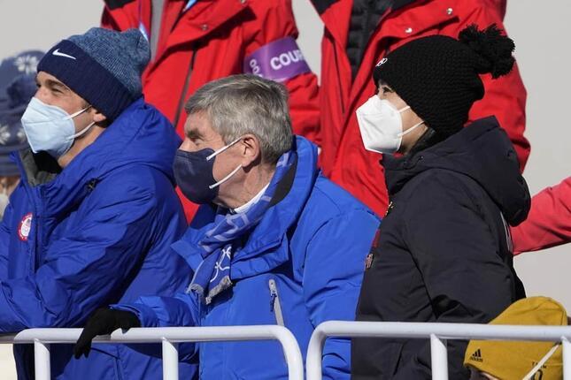北京五輪・スキービッグエア女子決勝、バッハ会長（中央）と彭帥さん（右）が試合観戦（写真：AP/アフロ）