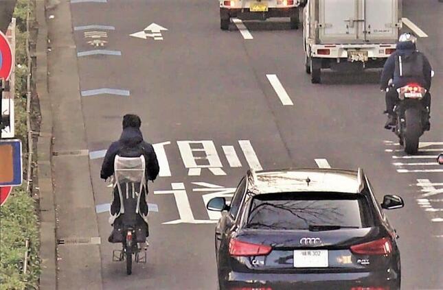 自転車を追い抜くドライバーは緊張する＝杉並区の甲州街道で