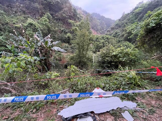 中国南部で旅客機が墜落。機体の一部とみられる破片（写真：新華社/アフロ）