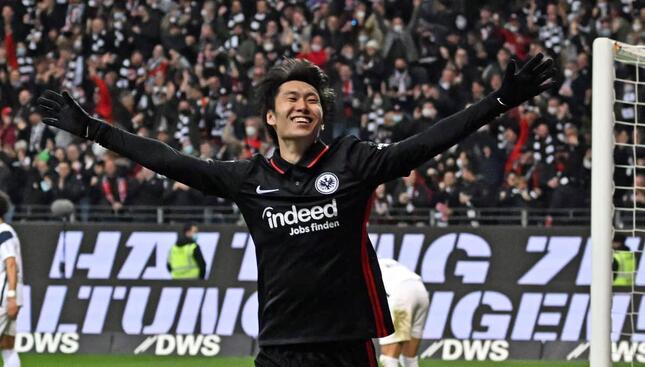 独1部フランクフルトでプレーする鎌田大地選手。ボーフム戦でゴール後の笑顔（写真：アフロ）