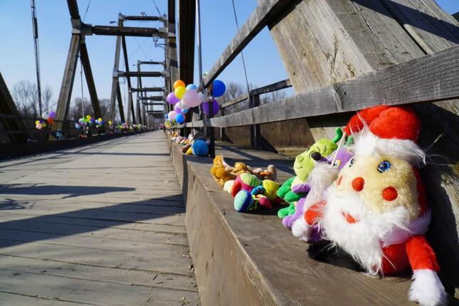ウクライナとルーマニアの国境付近にかかる橋。避難してくる子どもたちのためにと、地元の人は橋の両脇にぬいぐるみを置いてプレゼントしている（写真提供：ピースボート災害支援センター）