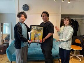 「ラランド」のニシダさん（中央）とサーヤさん（右） （画像はサントリー食品インターナショナル広報の提供）