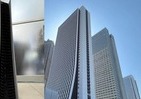「PS5」そっくりの建物が新宿に　見に行ったらそのフォルムに驚いた