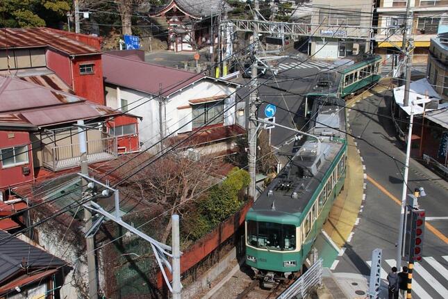 江ノ島電鉄社屋の「お決まりのアングル」から記者も撮影
