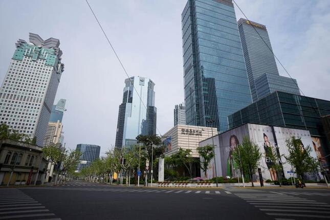 ロックダウンが続く上海のビジネス街には、人の気配がない（写真：ロイター/アフロ）