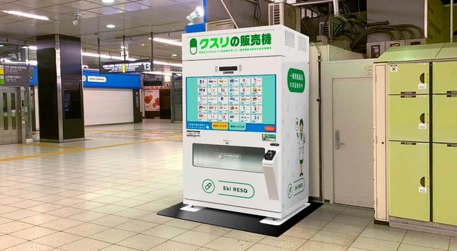 JR新宿駅構内に設置された「OTC販売機」　（写真は大正製薬のリリースから）