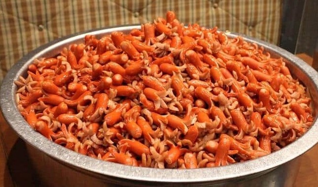 タコサンウインナー「1000匹」食べろって　人生観と体が変わった夜 