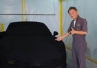 ポルシェが「世界一真っ黒な車」に　日本の技術が生んだ塗料の力で