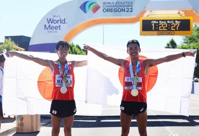 世界陸上オレゴン大会の男子20km競歩で、山西利和選手（右）が金、池田向希選手が銀メダル（写真：ロイター/アフロ）