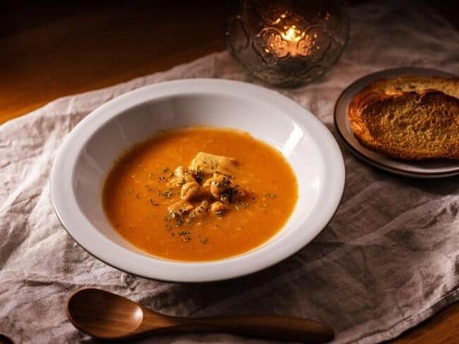 トマト「五島ルビー」をベースに、もち麦やひよこ豆を使用した「おやすみのスープ」