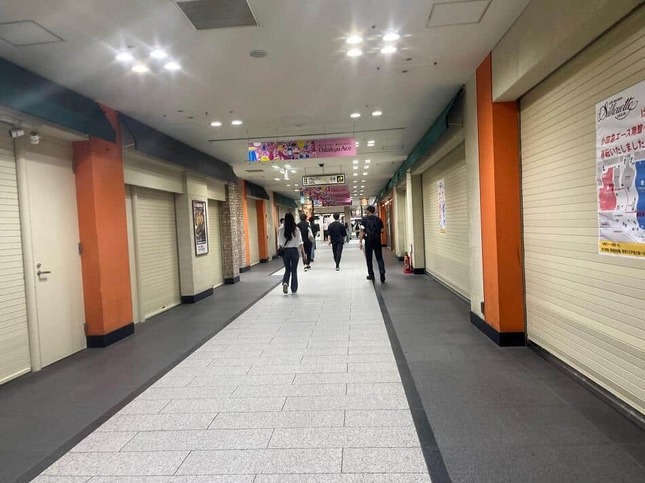 「小田急エース」北館側　シャッター街となっている