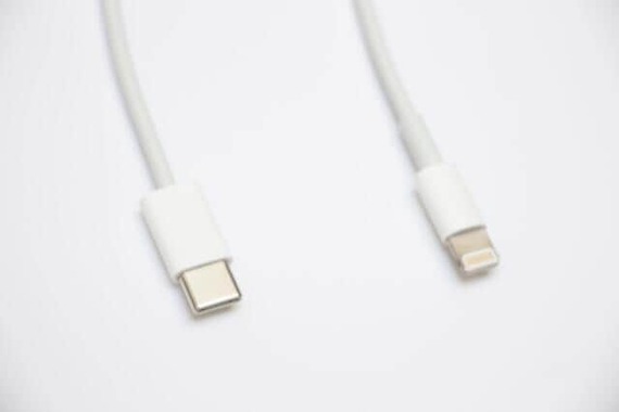 USB-C（左）に統一され、Lightning（右）ケーブルはお役御免？