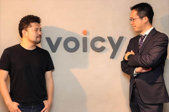 （左から）Voicy・緒方憲太郎代表、DJ Nobbyさん