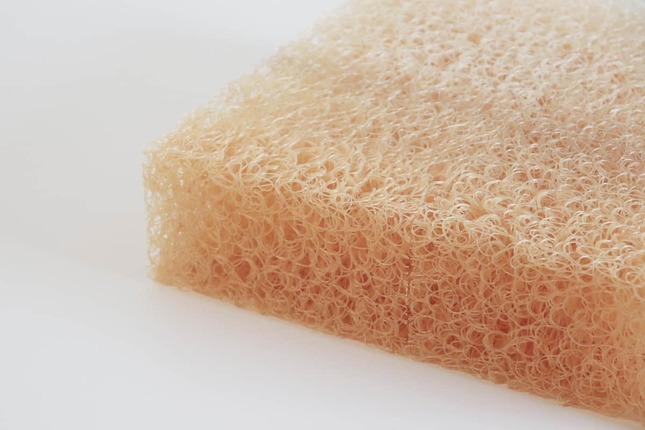 完成したコメ由来のRICEWAVE。お米由来の素材を使うことにより焦げやすく、開発に苦労したという