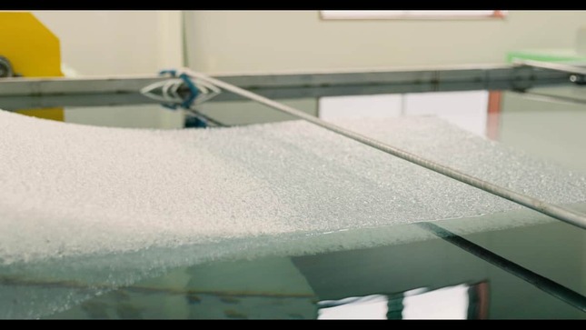 ライトウェーブの製造工程。特殊な製造方法により洗えてヘタリにくい特徴がある