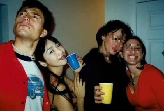 （左から二人目）米国で演技と語学を勉強していた頃の岡本さん（提供：岡本麻弥さん、2000年撮影）