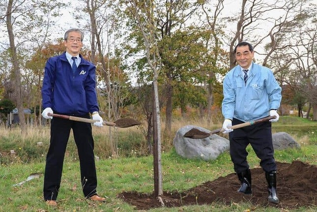 （左から）アートネイチャー・内藤功常務取締役、堀雅志町長が暑寒公園で行われた「桜植樹祭」で植樹
