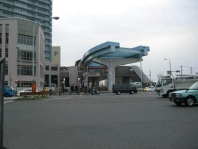 豊洲駅前　「ゆりかもめ」のレール終端は左へカーブを描いているが