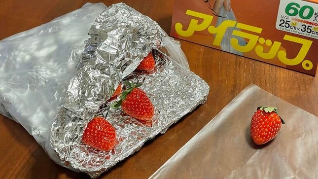 イチゴ同士が触れ合わないよう、アルミホイルで仕切りを作る（提供：アイラップ【公式】）