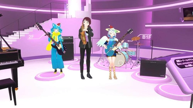 ヤマハの楽器を手に3人でパシャリ　（中央がヤマハ・千々和孝秀氏）