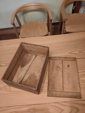 幅がマチマチの木の板を継ぎ合わせ、ビスで打った簡素な作りだが、長持ちしている「みかん箱」（西川バウム・浅見代表提供）