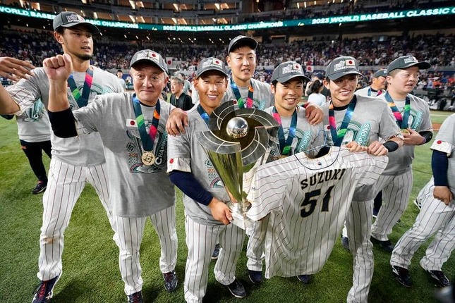 侍ジャパン優勝！歓喜の輪にイチローが？ 米テレビ局「背番号51」に