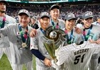 侍ジャパン優勝！歓喜の輪にイチローが？　米テレビ局「背番号51」に思わず