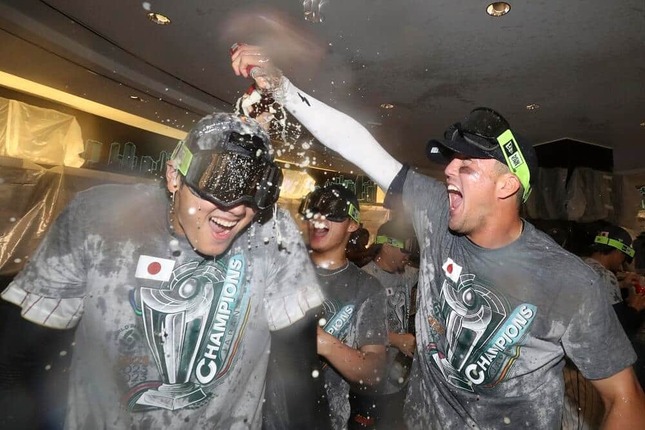 勝利を祝う大谷翔平選手（左）とラーズ・ヌートバー選手（右）（写真：代表撮影/AP/アフロ）