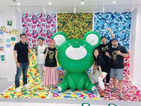 一緒に仕事をしてきた、日本側のパートナーたちとの写真（中央右の女性が陳さん）