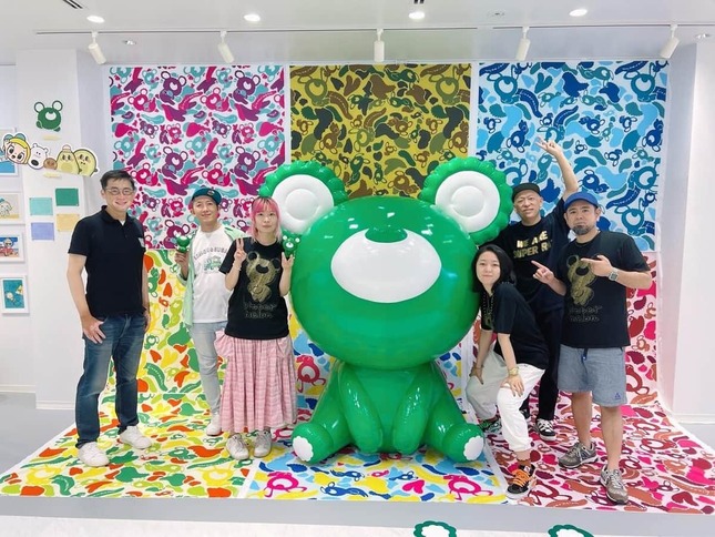 一緒に仕事をしてきた、日本側のパートナーたちとの写真（中央右の女性が陳さん）