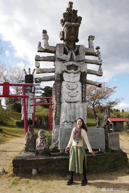 陳さんが好きなゆるキャラ「たか鍋大使くん」の原型となった「高鍋大師」との記念撮影（30歳の誕生日当日に撮影）