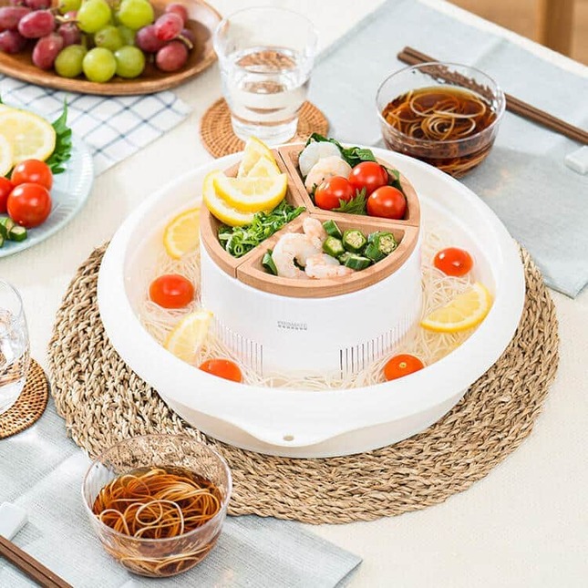 暑い季節にぴったりの流しそうめん、アウトドアなどどこでも手軽に楽しめる