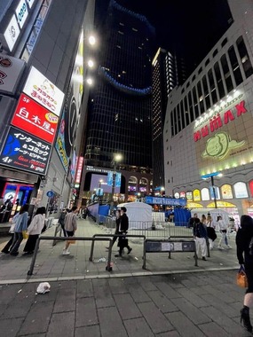 歌舞伎町タワーとシネシティ広場　（写真の一部を加工しています）