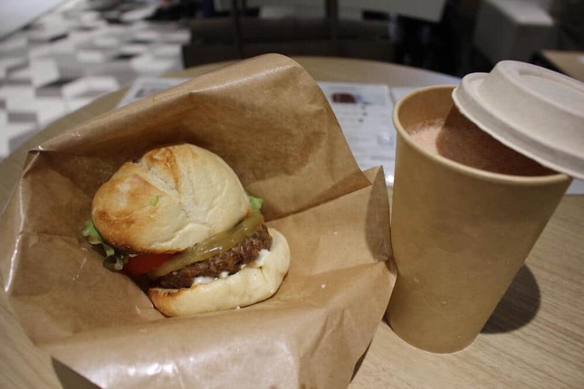 「カンロ飴ヴィーガンチーズバーガー」と「カンロ飴黒酢レッドスムージー」