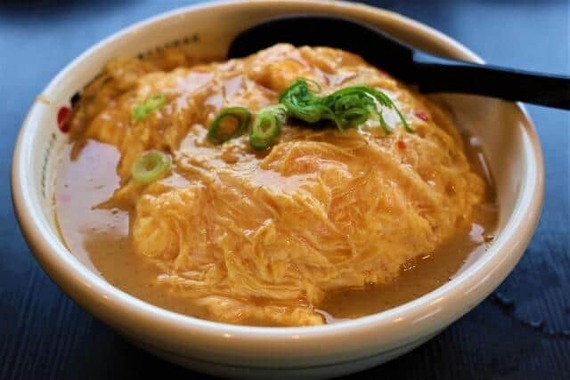 「天津飯」は日本生まれ？（画像はイメージ）