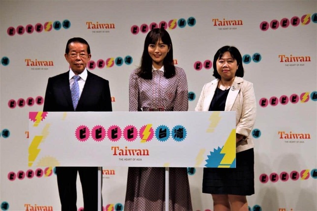 発表会に登壇した川口春奈さん（中央）。右は、台湾駐日経済文化代表処・謝長廷さん、左は鄭憶萍さん