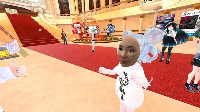 JVCケンウッドのブース　広瀬香美さんの顔を模したリアルな3D「コウミ仮面」も販売予定だ