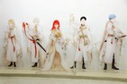 漫画「赤髪の白雪姫」原画展　キャラ描いた大型アクリルスタンドがお出迎え